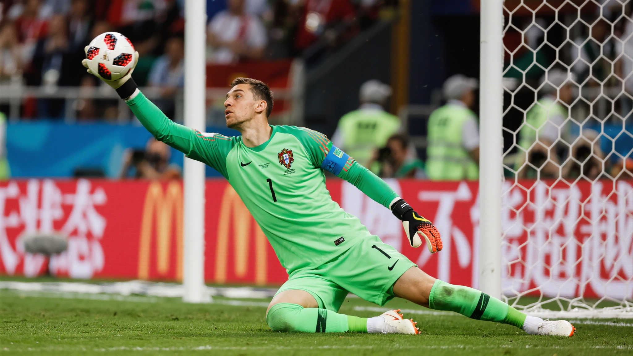 33岁足坛悍将疯狂救主：单场10扑助皇马取胜，赛后怒怼队友